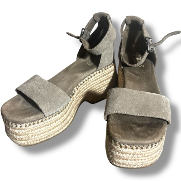 Toms Stylish Light Olive/Taupe Suede Ankle Buckle Platform Sandals - Picture 1 of 5